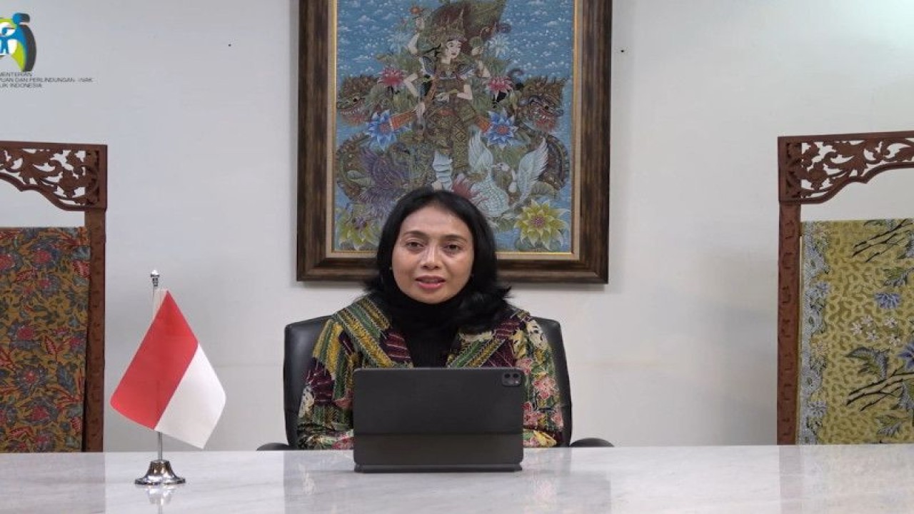 Menteri PPPA Bintang Puspayoga yang hadir secara virtual menyaksikan penandatanganan Memorandum of Understanding (MoU) antara United Nations Population Fund (UNFPA) Indonesia dan Yayasan Khouw Kalbe. (ANTARA/ HO-Kemen PPPA)