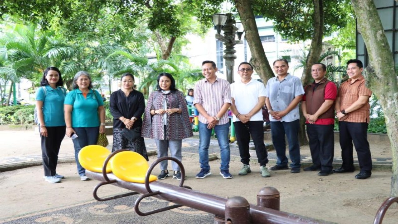 Menteri Pemberdayaan Perempuan dan Perlindungan Anak (PPPA) Bintang Puspayoga bersama Wali Kota Denpasar I Gusti Ngurah Jaya Negara dan Ketua TP PKK Kota Denpasar Sagung Antari Jaya Negara meninjau fasilitas taman bermain anak di Lapangan Puputan Badung I Gusti Ngurah Made Agung, di Denpasar, Sabtu (25/2/2023). FOTO ANTARA/HO-Pemkot Denpasar.