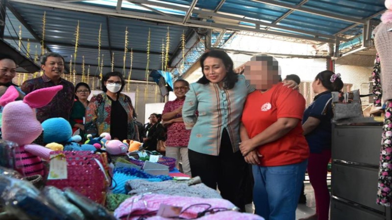 Menteri Pemberdayaan Perempuan dan Perlindungan Anak Bintang Puspayoga (kedua kanan) saat kunjungan kerja ke Lapas Perempuan Kelas IIA Kerobokan, Bali, Selasa (28/2/2023). (ANTARA/HO-Kemen PPPA)