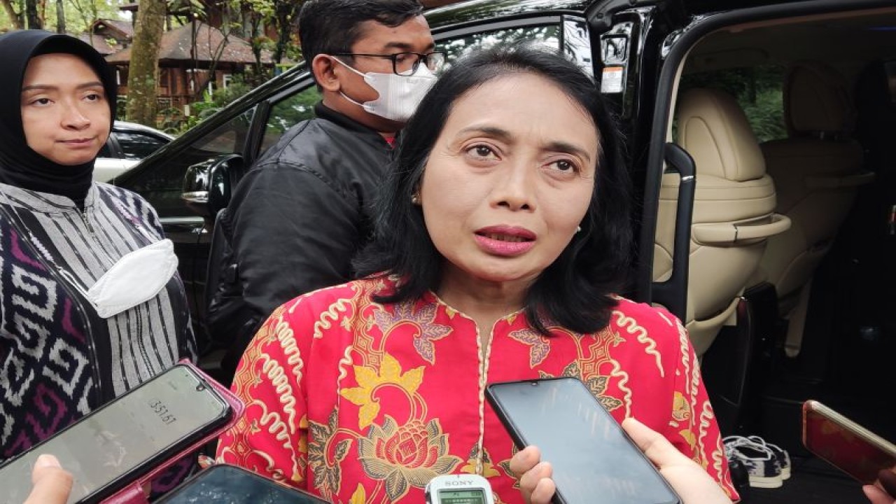 Menteri Pemberdayaan Perempuan dan Perlindungan Anak Bintang Puspayoga di sela-sela acara Media Gathering di Bogor, Jawa Barat, Rabu (1/2/2023). (ANTARA/ Anita Permata Dewi)