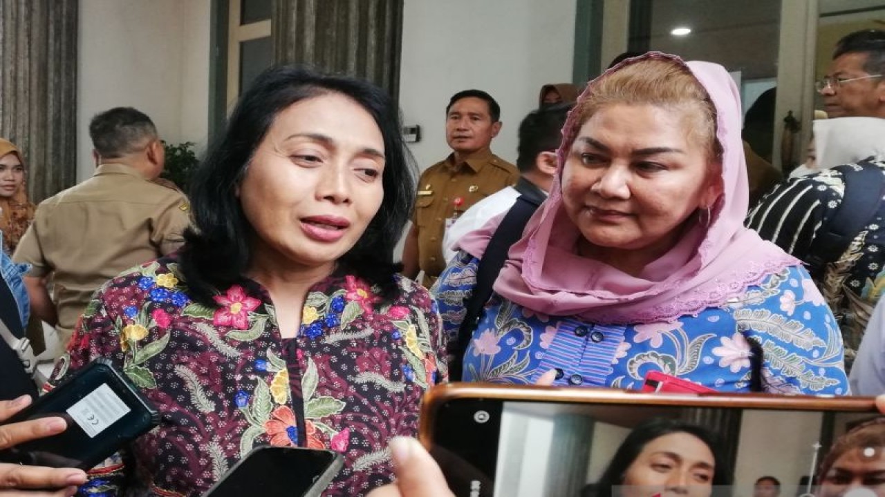 Menteri Pemberdayaan Perempuan dan Perlindungan Anak I Gusti Ayu Bintang Darmawati (kiri), didampingi Wali Kota Semarang Hevearita Gunaryanti Rahayu, usai rakor persiapan peringatan Hari Anak Nasional (HAN) 2023 di Semarang, Senin (20/2/2023). (ANTARA/Zuhdiar Laeis)