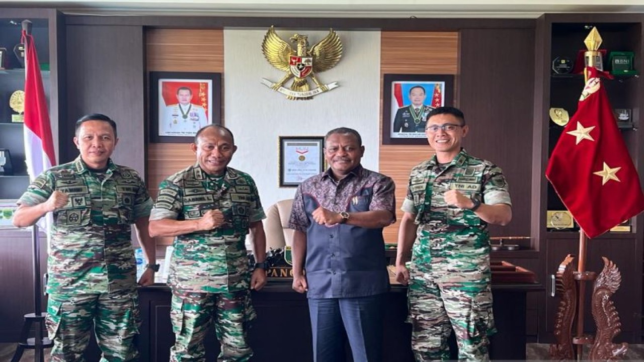 Bupati Bintuni Petrus Kasihiw minta Pandam Kasuari kawal pembangunan jalan trans Papua Barat. (ANTARA/Tri Adi Santoso)
