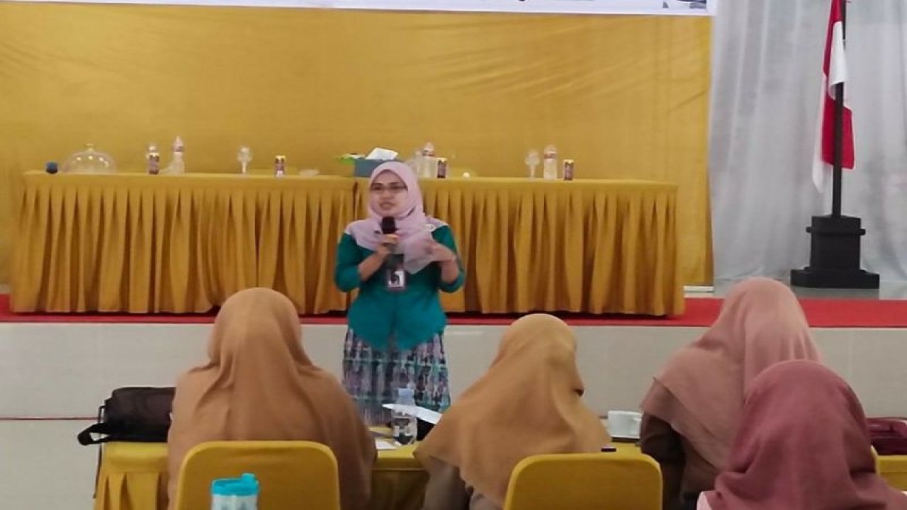 Kepala Kantor Bahasa Sultra Uniawati dalam kegiatan untuk mendorong Program BIPA di Kabupaten Konawe, Rabu (15/2/2023). (ANTARA/HO-Humas Kantor Bahasa Sultra)