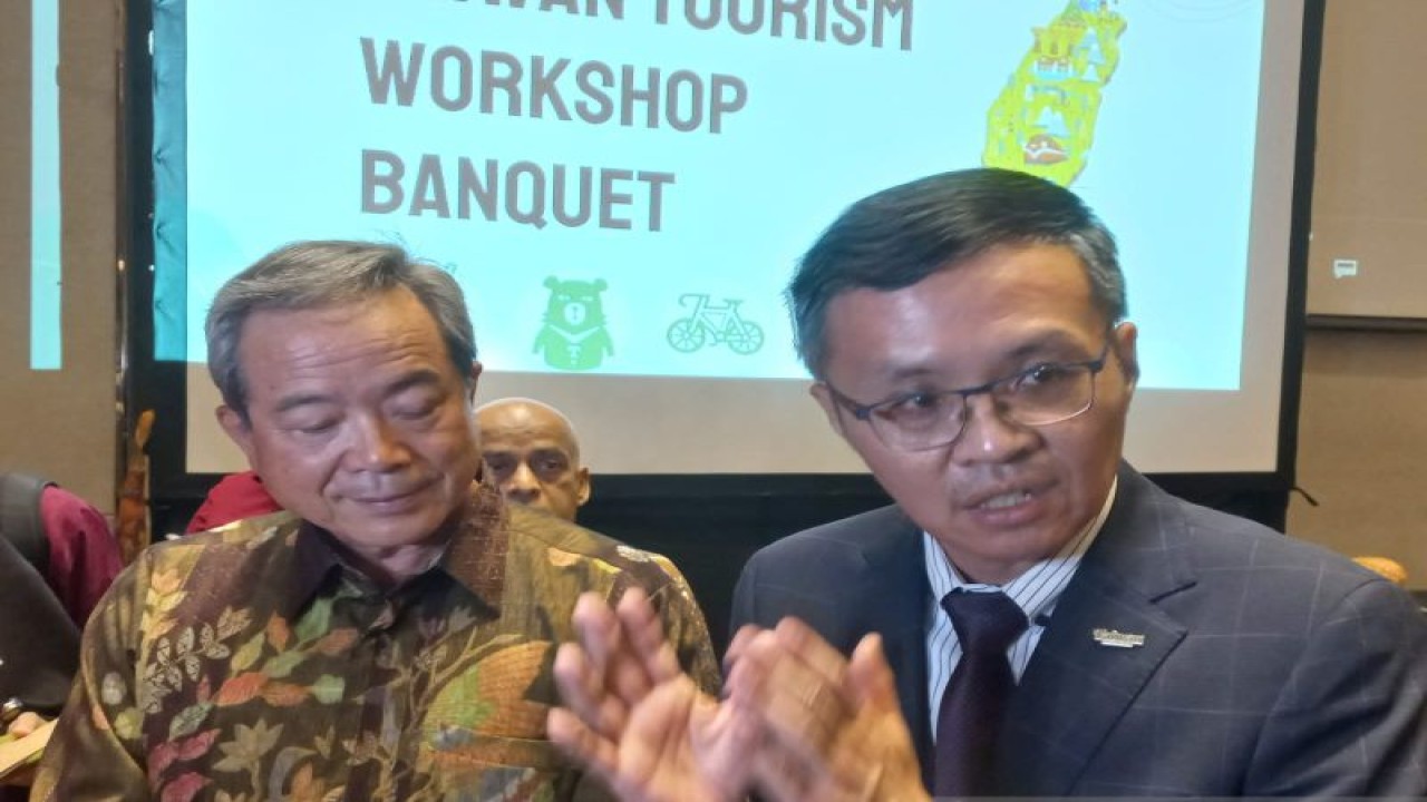 Perwakilan Kantor Dagang dan Ekonomi (KDEI) Taipei John Cen (kiri) dan Direktur Biro Pariwisata Taipei Abe Chou (kanan) pada acara workshop di Jakarta, Senin (27/2/2023). ANTARA/Cindy Frishanti