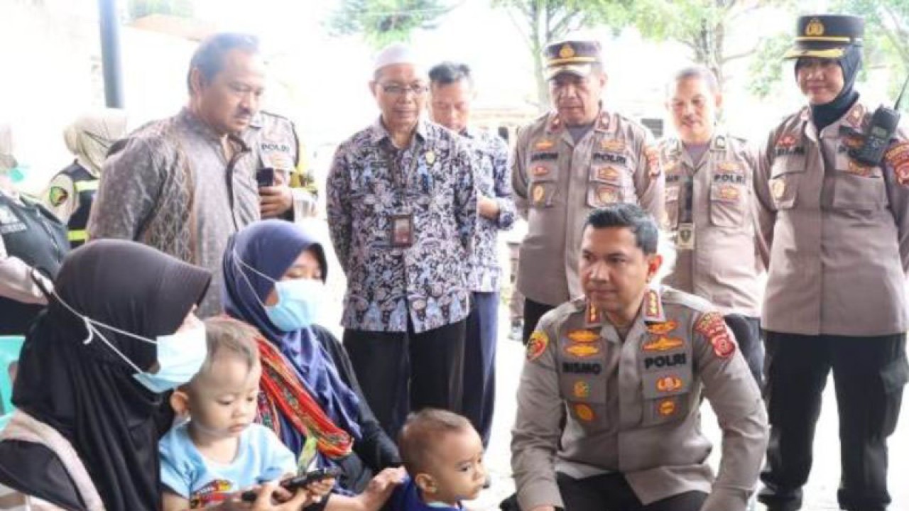 Kapolresta Bogor Kota Kombes Bismo Teguh Prakoso saat sosialisasi stunting di UPTD Puskesmas Sindang Barang Kota Bogor, Jumat (3/1/2023). (ANTARA/HO/Polresta Bogor Kota)