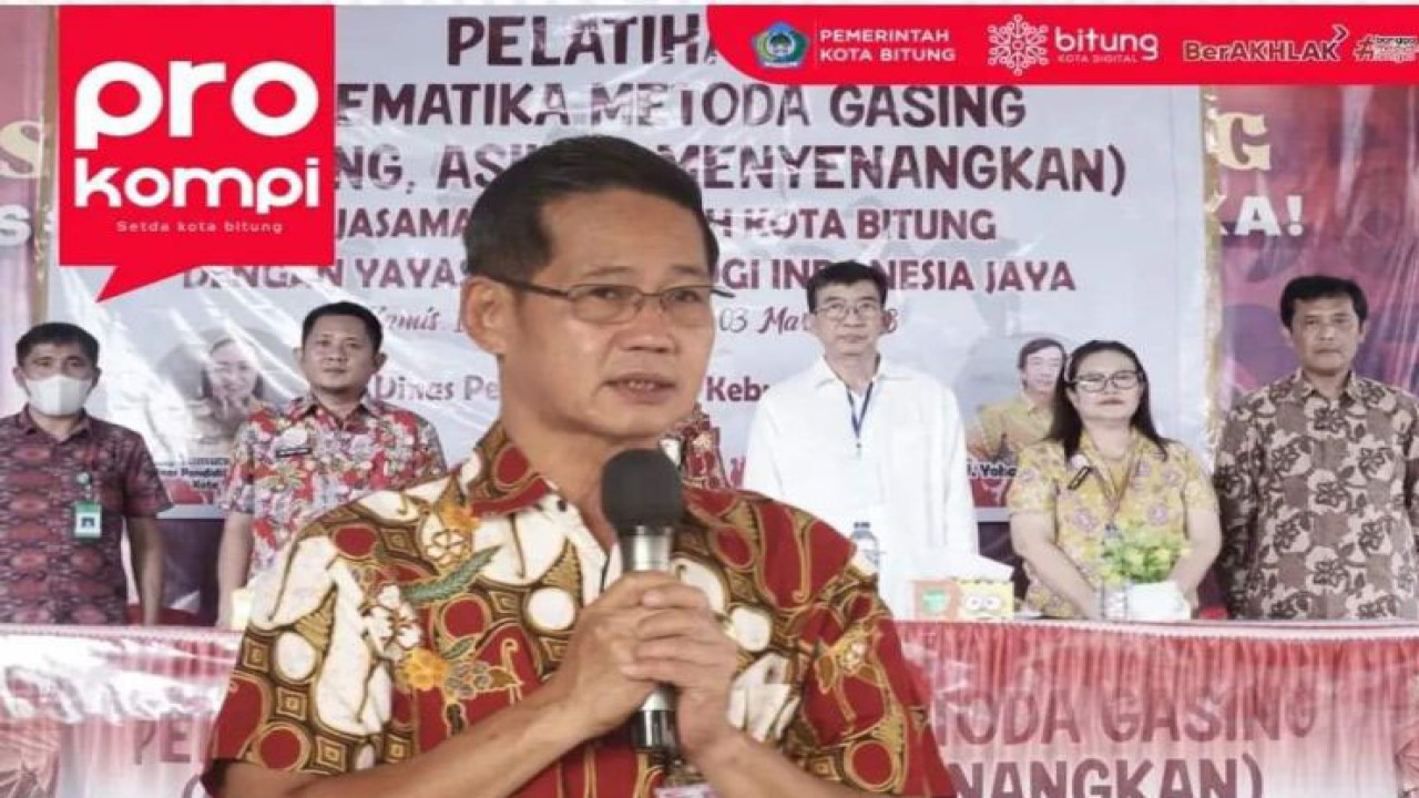 Wakil Wali Kota Bitung Hengky Honandar di dampingi Sekretaris Daerah Kota Bitung Rudy Theno membuka Pelatihan Pintar Berhitung dan Mengajar Matematika dengan Metode Gasing, di Bitung, Senin (20/2/2022). ANTARA/Nancy L Tigauw.