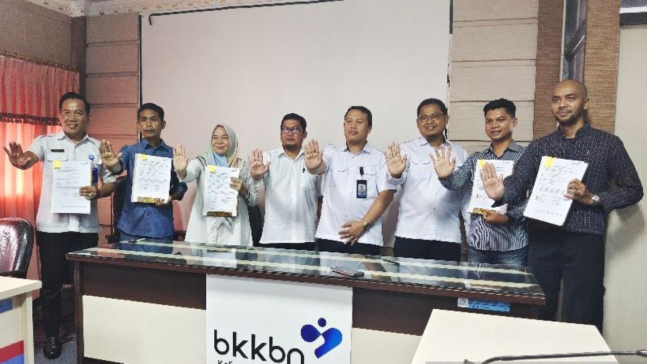 Penandatanganan surat perjanjian kerja satgas stunting di kantor BKKBN Kalteng di Palangka Raya, Senin, (2/1/2023). (ANTARA/Muhammad Arif Hidayat)