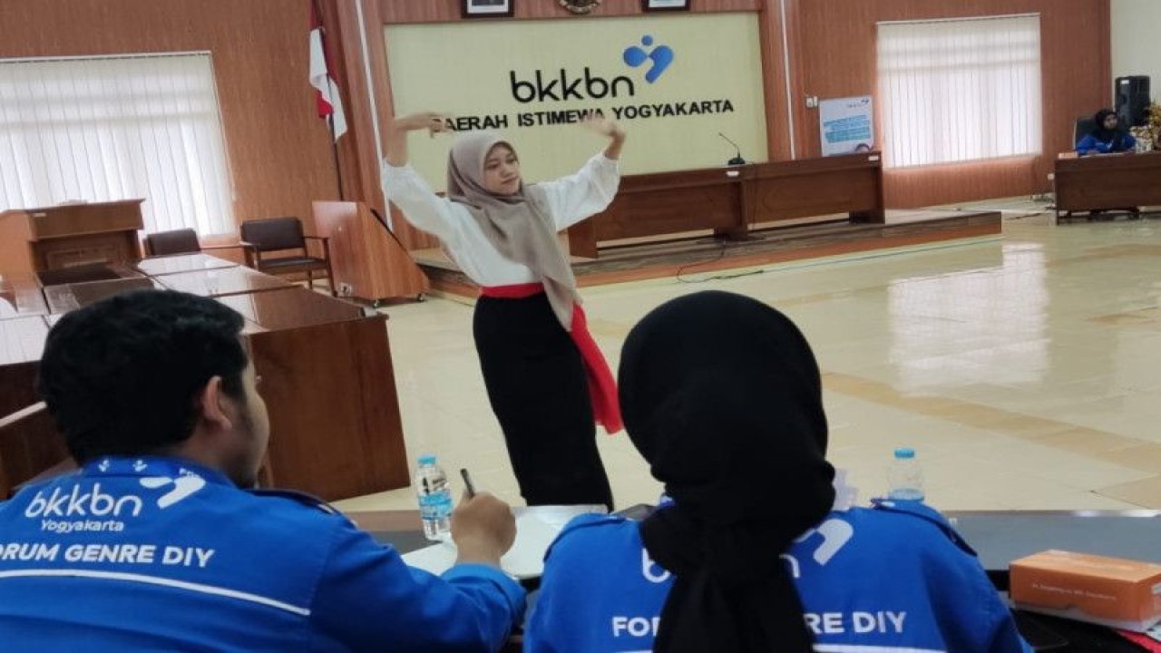 Seorang peserta menampilkan bakat menarinya saat mengikuti seleksi Duta GenRe di DIY pada Selasa (14/2/2023). (ANTARA/HO-BKKBN)