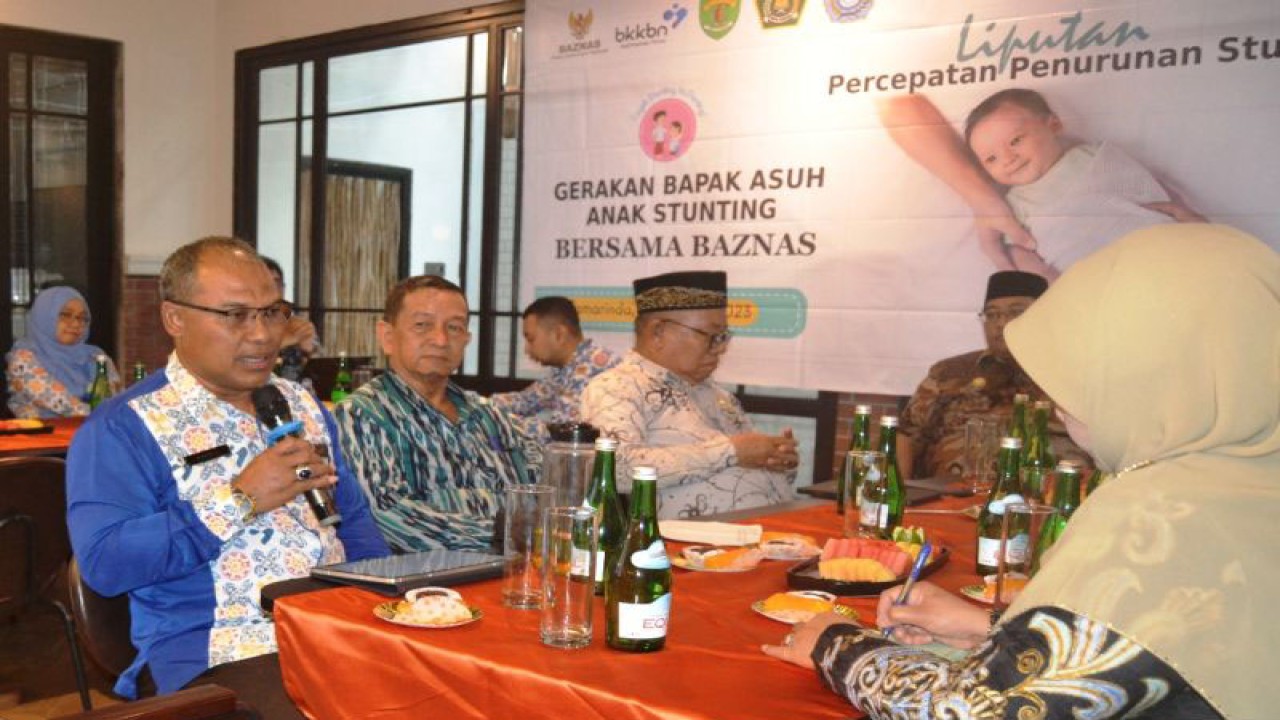 Kepala BKKBN Perwakilan Provinsi Kaltim Sunarto (pegang pelantang) (ANTARA/ M Ghofar)
