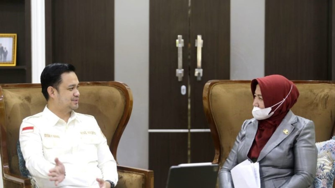Kepala Perwakilan BKKBN Provinsi Gorontalo Hartati Suleman (kanan) melakukan pertemuan membahas penanganan stunting dengan Wakil Wali Kota Gorontalo, Ryan Kono (kiri) di Kota Gorontalo, Kamis (2/2/2023). ANTARA/Adiwinata Solihin