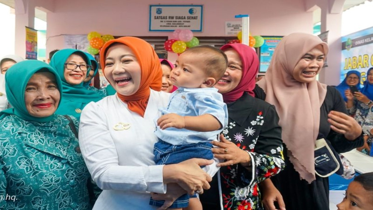Ketua TP PKK Jawa Barat Atalia Praratya Ridwan Kamil saat mengunjungi posyandu di Kota Banjar, Provinsi Jawa Barat pada Rabu (22/2/2023). (ANTARA/HO-BKKBN)