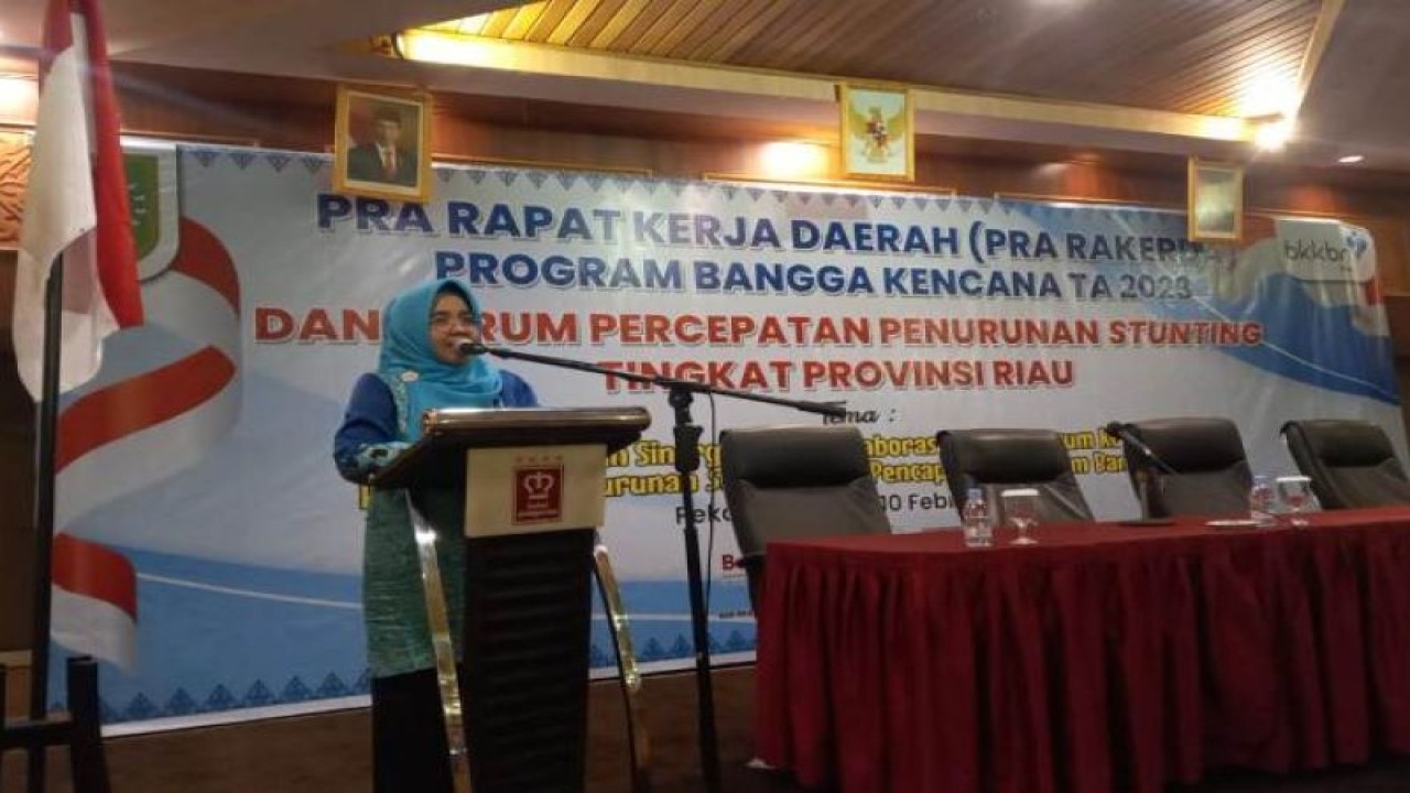 Kepala BKKBN Perwakilan Riau Mardalena Wati Yulia membuka Prarapat Kerja (Pra-Rakerda) Program Bangga Kencana Tahun 2023 dan Forum Percepatan Penurunan Stunting tingkat Provinsi Riau di Pekanbaru, Rabu (8-2-2023) malam. ANTARA/Frislidia