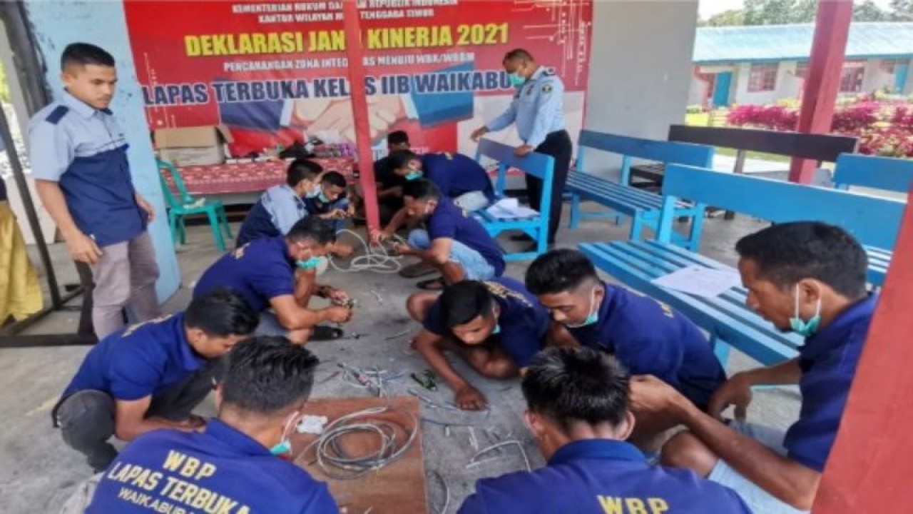 Ilustrasi: Sejumlah warga binaan pemasyarakatan (WBP) Lembaga Pemasyarakatan Kelas IIB Waikabubak, Kabupaten Sumba Barat, NTT, mengikuti peltihan kelistrikan melalui kerja sama Lapas dengan pihak Balai Latihan Kerja (BLK) Don Bosco Sumba Barat Daya. (ANTARA/HO-Lapas Kelas IIB Waikabubak)