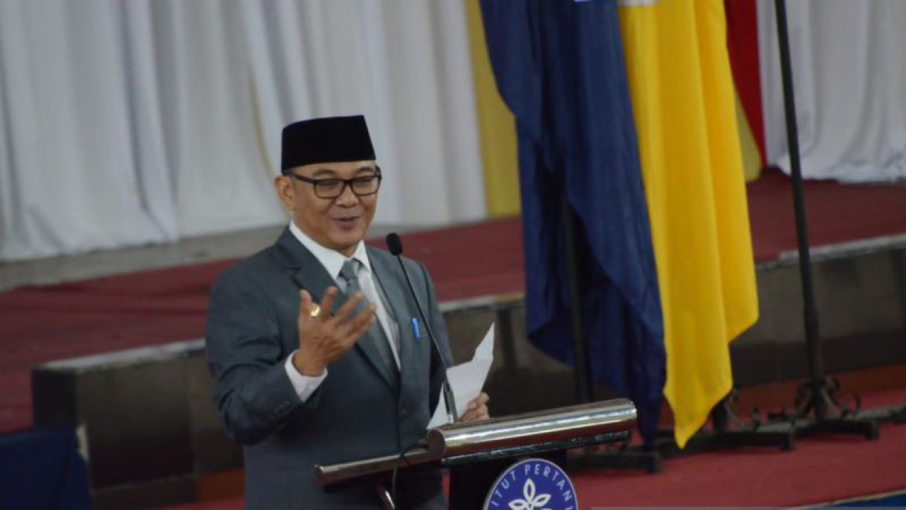 Plt Bupati Bogor Iwan Setiawan dalam wisuda peserta Sekolah Pemerintahan Desa di Kampus IPB University, Dramaga, Kabupaten Bogor, Jawa Barat, Rabu (8/2/2023). (ANTARA/HO-Humas Pemkab Bogor)
