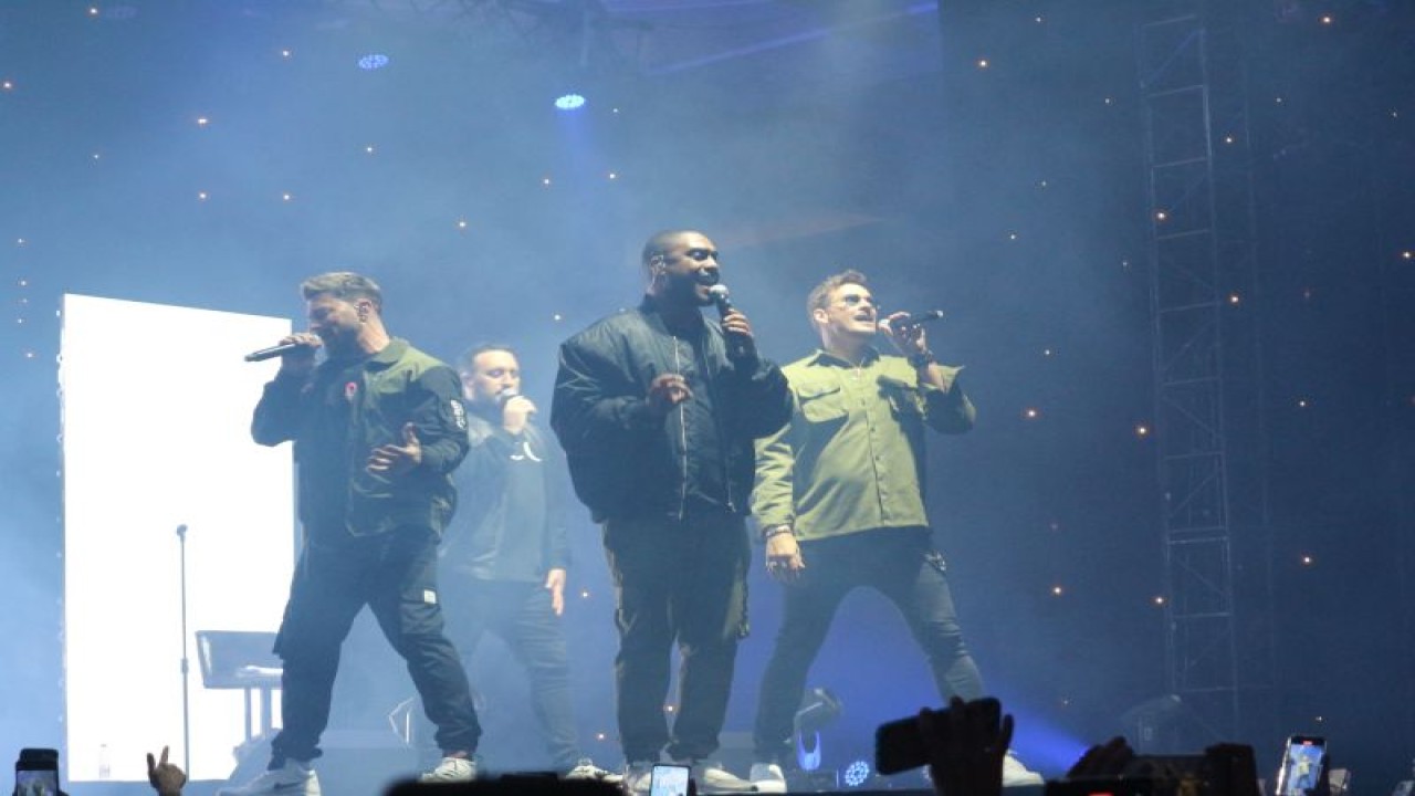 Boy band asal Inggris, Blue menggelar konser di Grand Ballroom Hotel Pullman Central Park, Jakarta, Selasa (14/2). (ANTARA/Pamela Sakina)