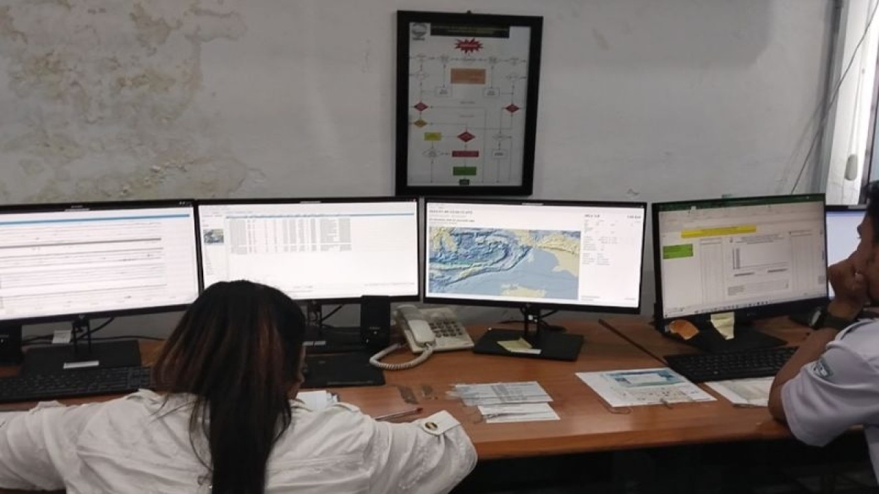 Pegawai Badan Meteorologi, Klimatologi dan Geofisika (BMKG) Stasiun Geofisika kelas 1 Ambon memantau aktifitas gempa bumi. ANTARA/Penina F Mayaut.
