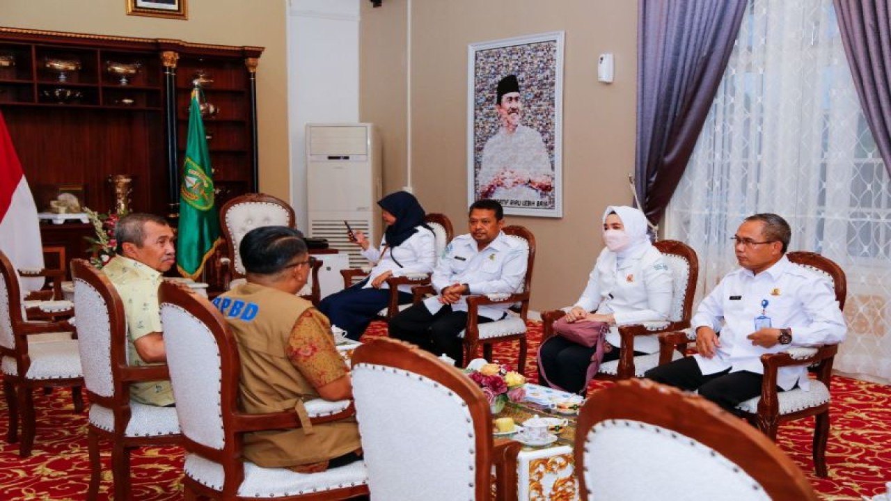 Arsip Foto. Kepala BMKG Dwikorita Karnawati (kedua kanan) membahas upaya penanggulangan kebakaran hutan dan lahan selama musim kemarau dengan pejabat Pemerintah Provinsi Riau. (ANTARA/HO BMKG)