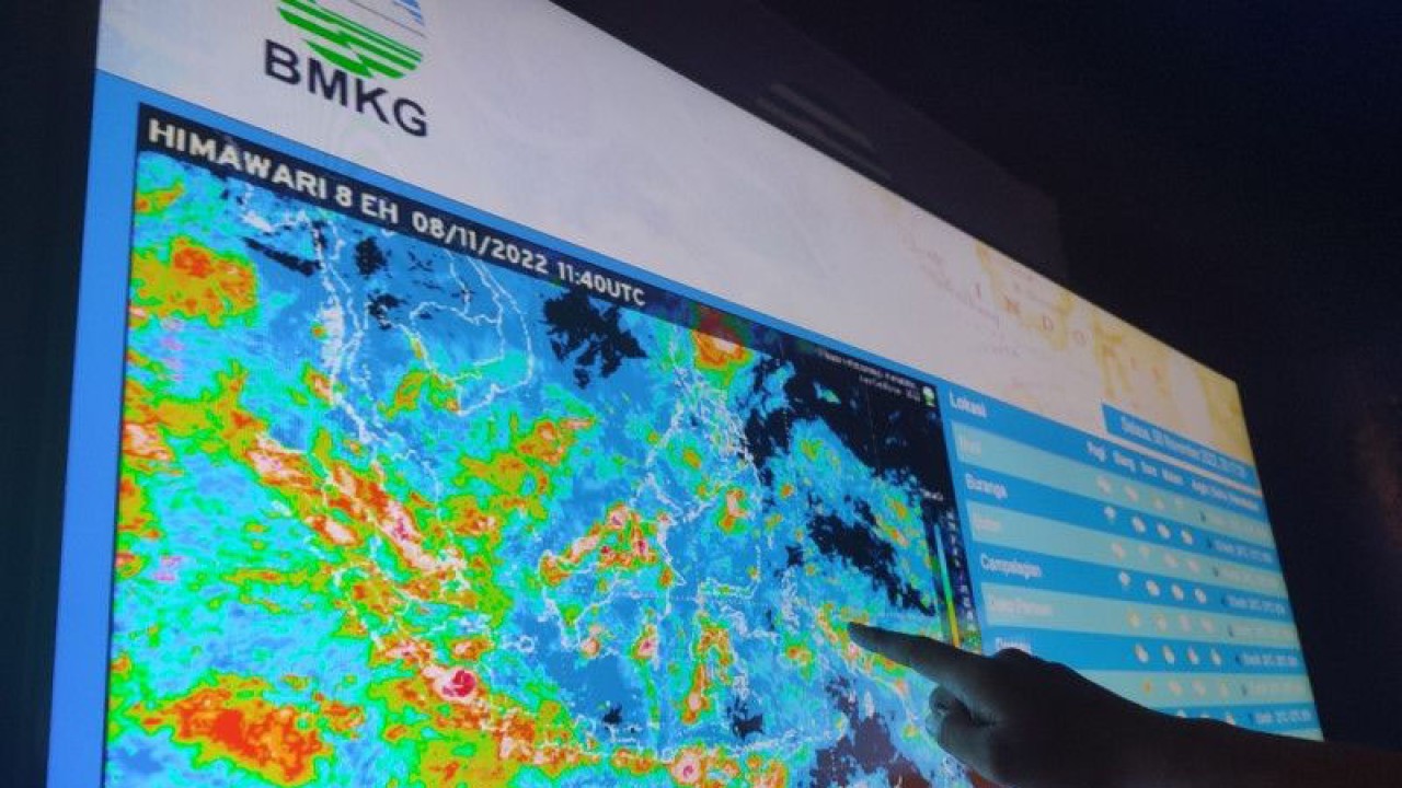 Pegawai BMKG menunjukkan hasil pemantauan cuaca dari citra satelit pada monitor di kantor BMKG Wilayah IV Makassar, Sulawesi Selatan. ANTARA/Darwin Fatir.