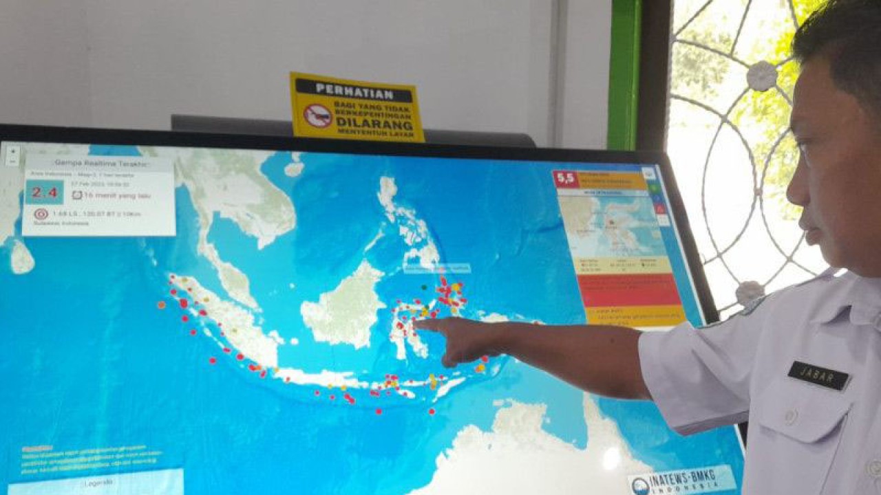 Kepala BMKG Stasisun Geofisika Kota Palu, Sujabar . ANTARA/Rangga Musabar