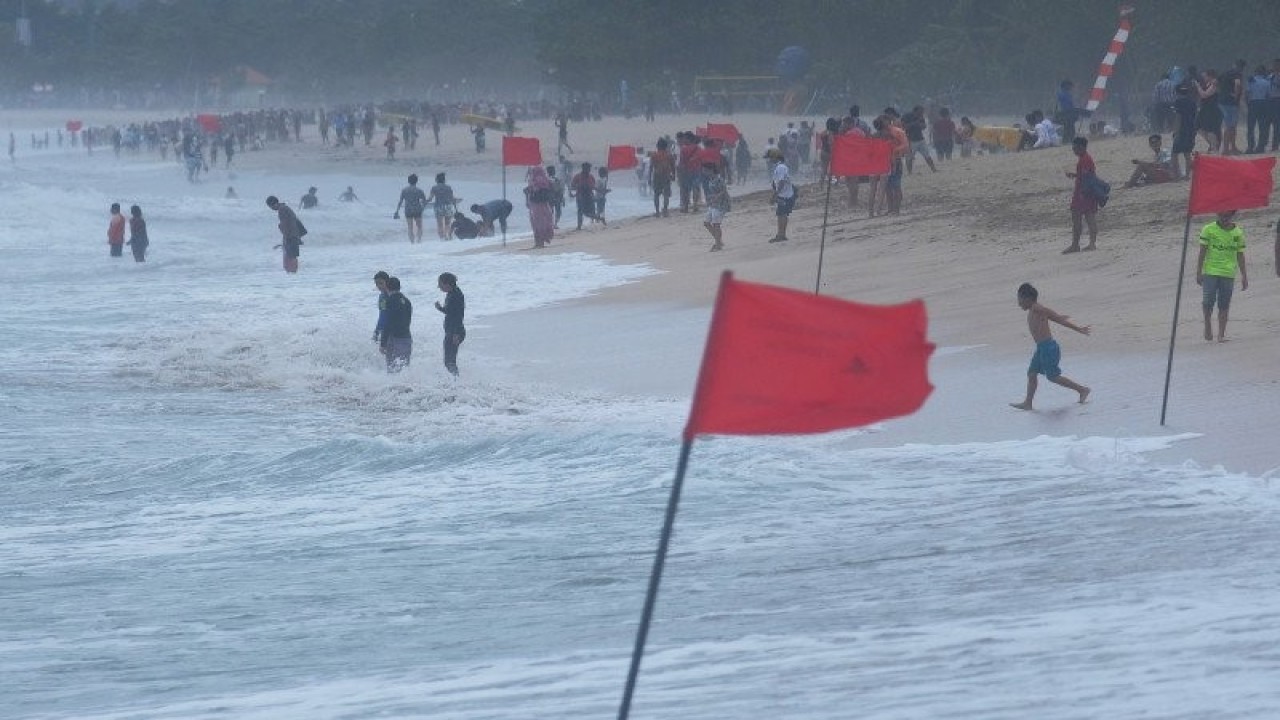 Ilustrasi - Wisatawan beraktivitas di kawasan pantai berbendera merah atau larangan berenang di Pantai Kuta, Badung, Bali, Sabtu (4/1/2020). ANTARA FOTO/Nyoman Hendra Wibowo/nym/foc.