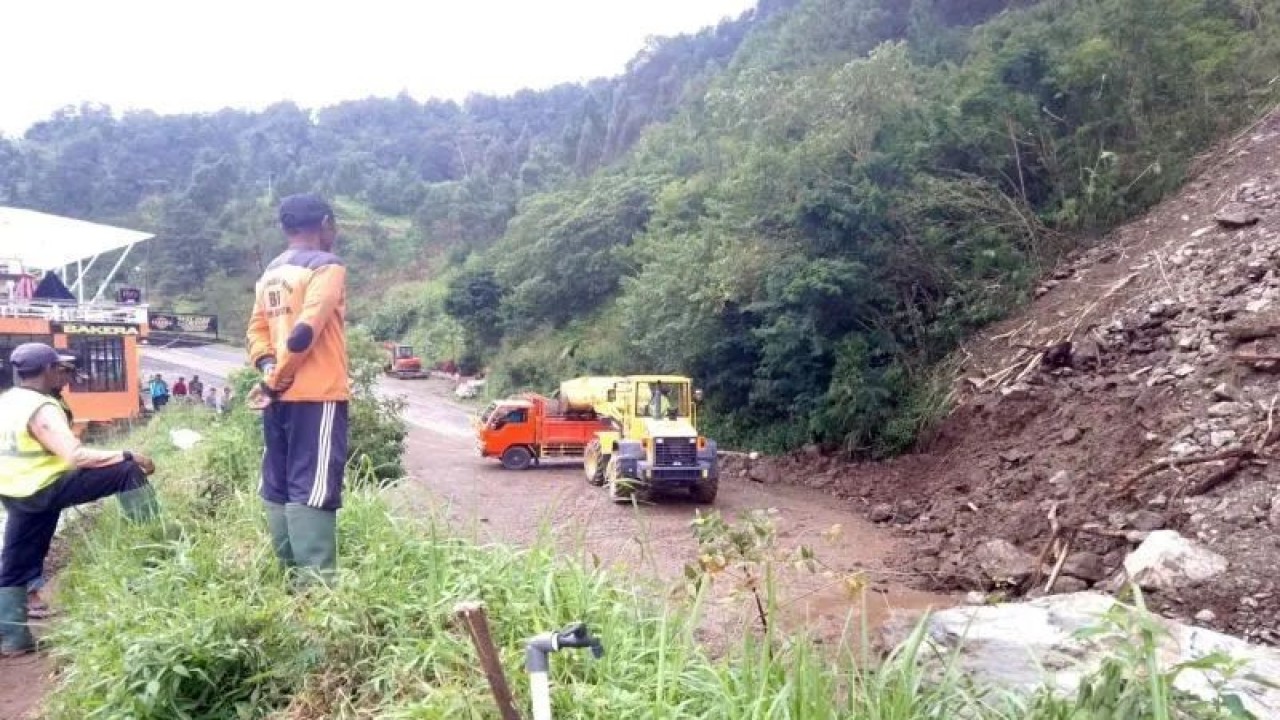 Sejumlah petugas relawan saat melakukan evakuasi material longsoran yang menutup akses jalan di Desa Gondosuli Kecamatan Tawangmangu Karanganyar, Jateng, Kamis (16/2/2023). ANTARA/Bambang Dwi Marwoto.