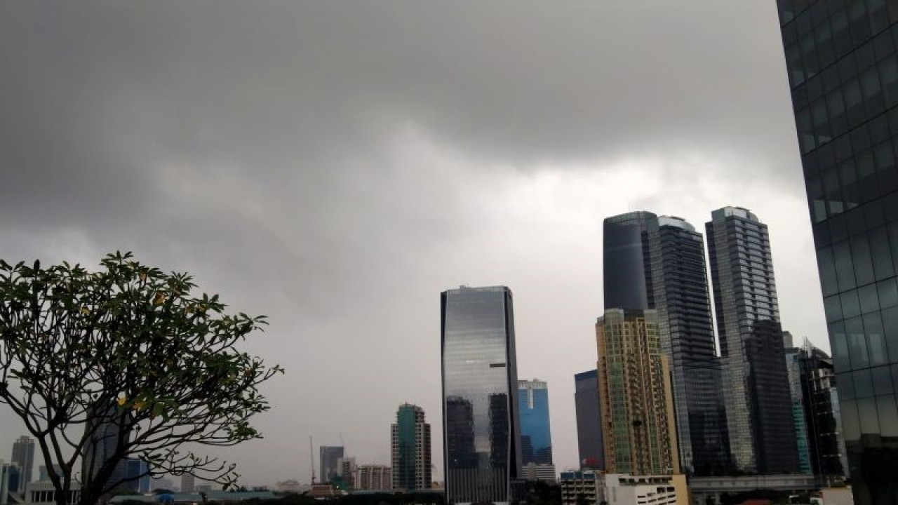 Arsip foto - Mendung tebal menghiasi pemandangan gedung-gedung pencakar langit diamati di kawasan Kuningan, Jakarta Selatan, Rabu (1/2/2023) (ANTARA/Dewa Ketut Sudiarta Wiguna)