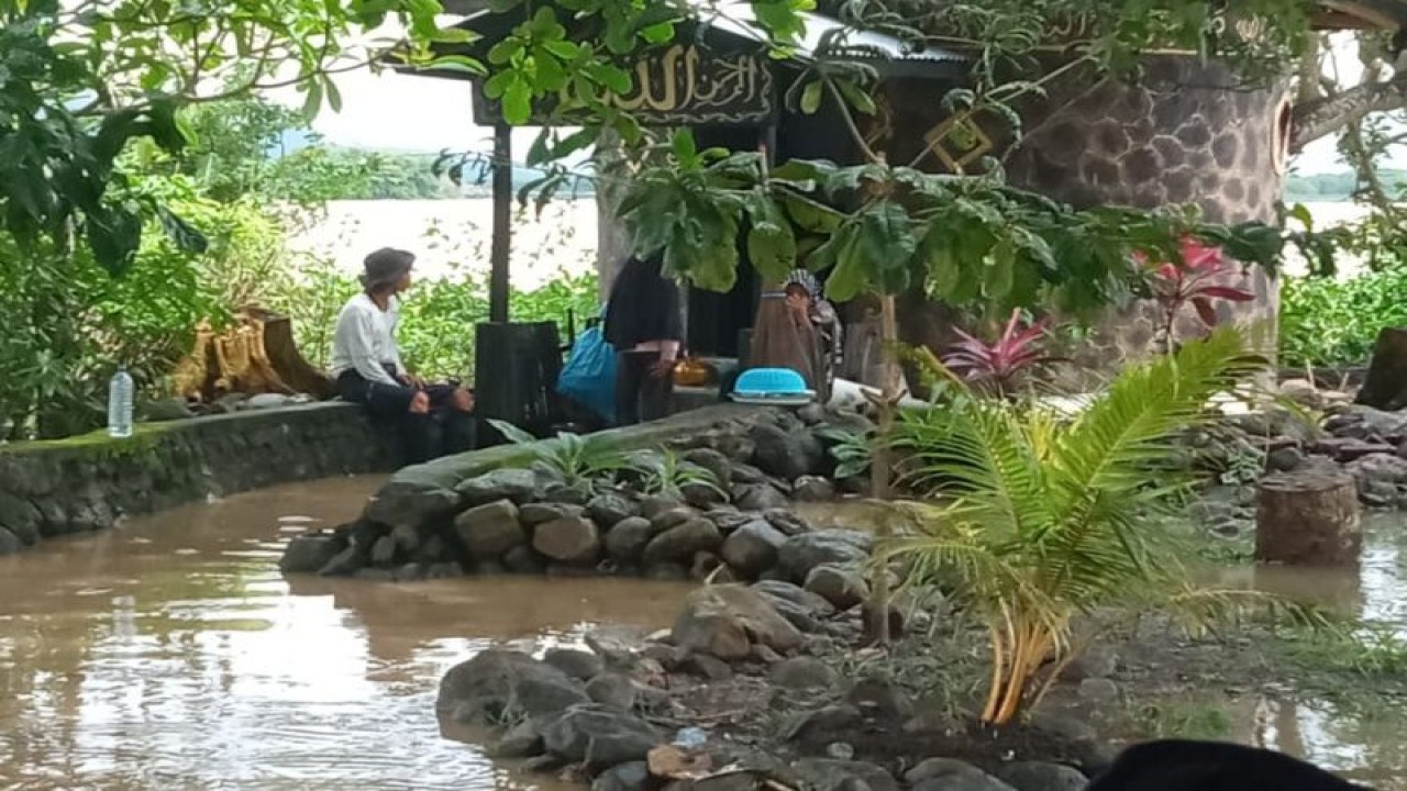 Genangan air di salah satu rumah warga, akibat hujan lebat yang terjadi di wilayah NTB (ANTARA/HO-Humas Polda NTB)