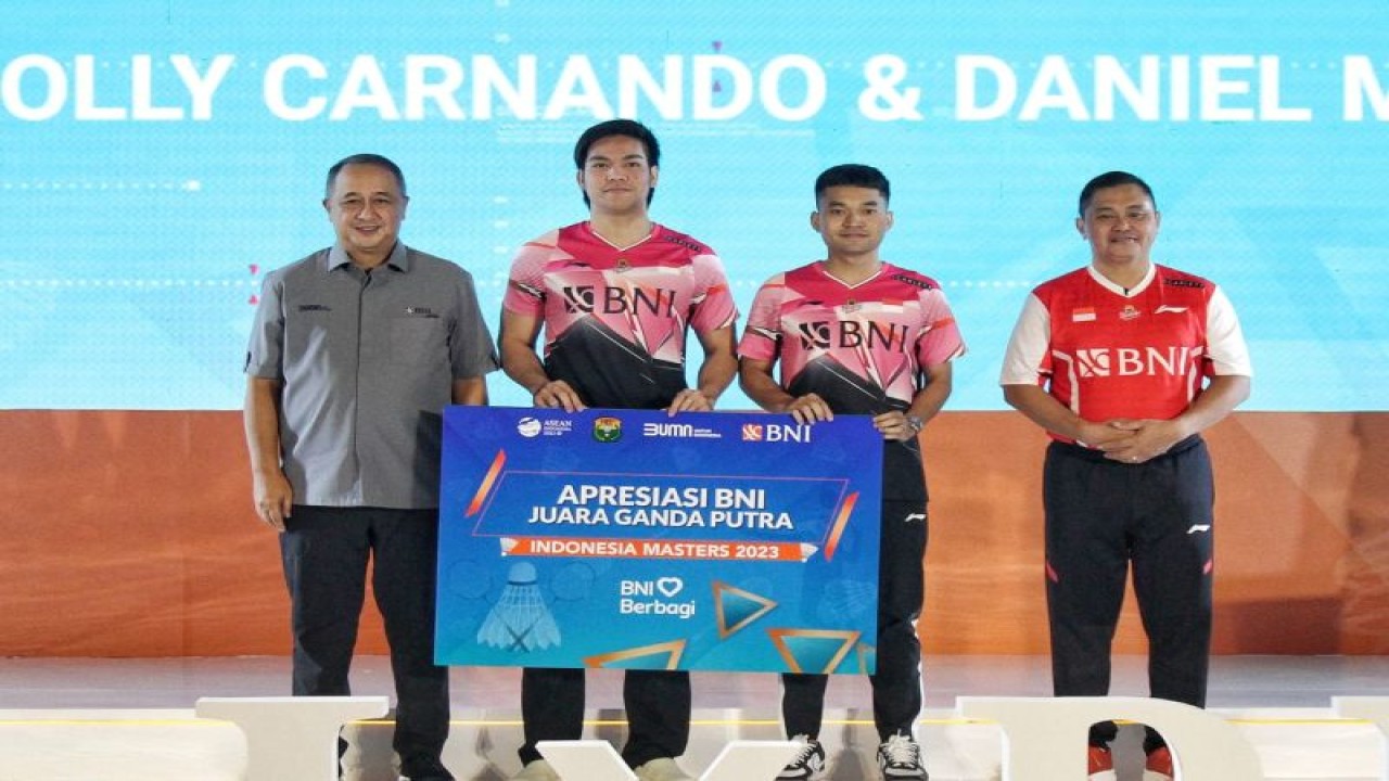 PT Bank Negara Indonesia/BNI (Persero) memberikan apresiasi kepada juara pertama ganda putra Leo Rolly Carnando/Daniel Marthin Indonesia Masters 2023, Jakarta, Rabu (8/2/2023). ANTARA/HO-BNI