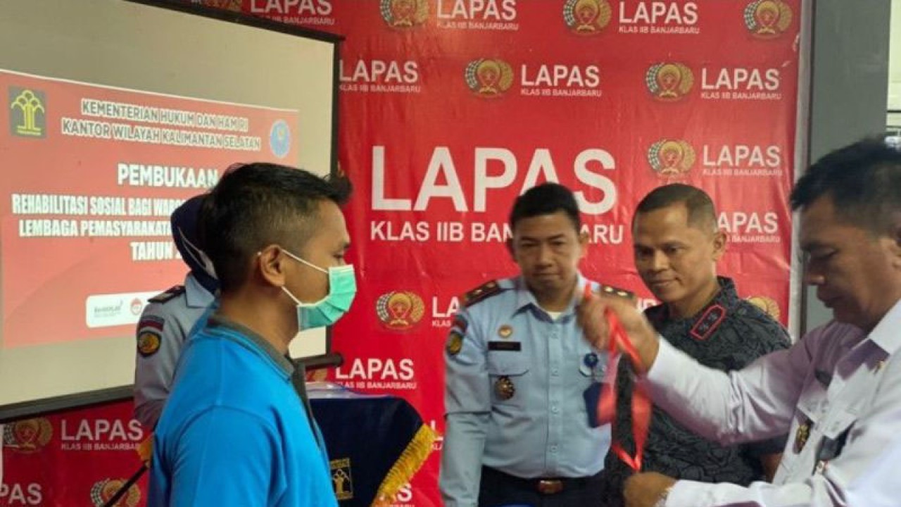 Kepala Bidang Pembinaan, Bimbingan, dan Teknologi Informasi, Bapak Sugito menyerahkan simbolis perlengkapan kegiatan kepada WBP Lapas Kelas IIB Banjarbaru yang menjalani rehabilitasi sosial. (ANTARA/HO-Lapas Banjarbaru)