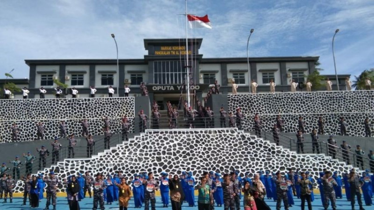 Prajurit TNI AL di Pangkalan TNI Angkatan Laut (Lanal) Kendari, Sulawesi Tenggara saat menyanyikan mars BNN sebagai upaya preventif pemberantasan peredaran gelap narkoba, Selasa (14/2/2023) (ANTARA/Harianto)