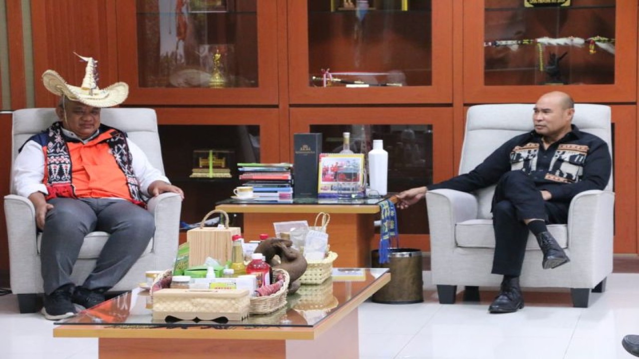 Sekretaris Utama (Sestama) Badan Nasional Penanggulangan Bencana (BNPB) RI Lilik Kurniawan (kiri) saat bertemu Gubernur Provinsi Nusa Tenggara Timur, Viktor Bungtilu Laiskodat. (ANTARA/HO-Biro Administrasi Pimpinan Setda Provinsi NTT)