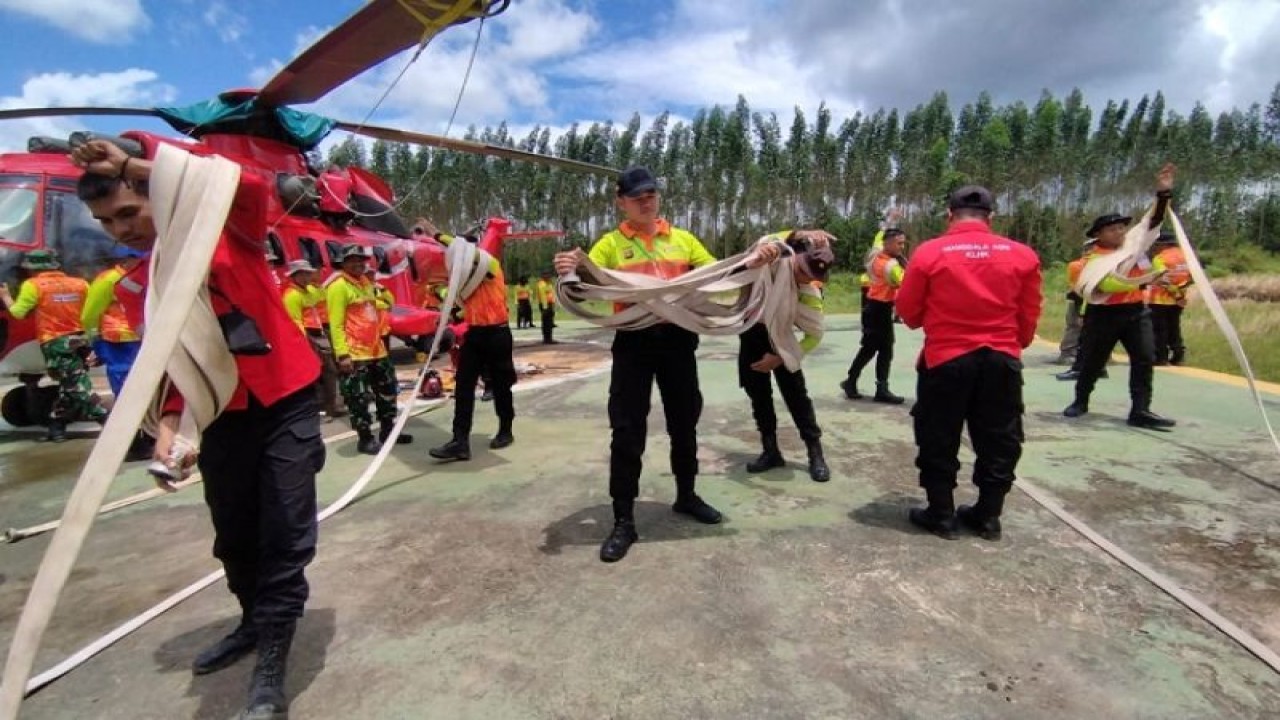 Sejumlah pemangku kepentingan di Provinsi Sumatera Selatan melaksanakan pelatihan bersama penanggulangan kebakaran hutan dan lahan (karhutla) yang melibatkan 262 Personil dari Polda Sumsel, TNI, BPBD dan Regu Pemadam Kebakaran (RPK) perusahaan. Pelatihan ini dilaksanakan di Sport Center PT OKI Pulp & Paper Mills dan Fire Base Sungai Baung, Kabupaten OKI, Sumatera Selatan pada 21-24 Februari 2023. ANTARA/HO-Corcom
