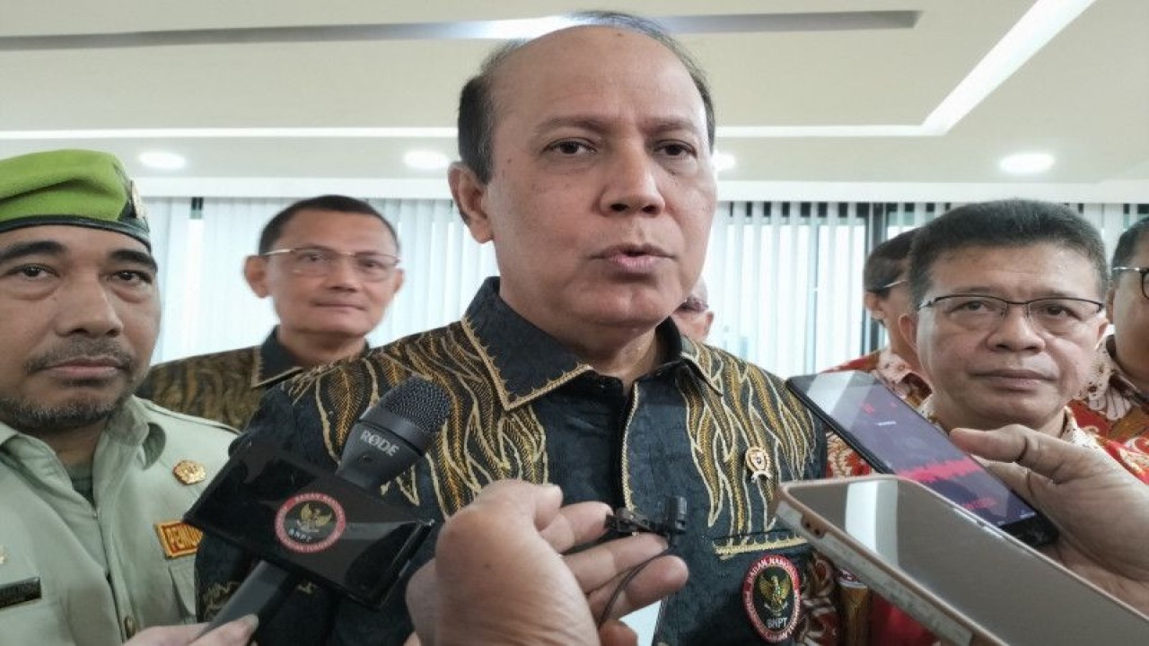 Kepala BNPT Komjen Polisi Boy Rafli Amar saat diwawancarai awak media massa di Jakarta, Jumat (24/2/2023). ANTARA/Muhammad Zulfikar.