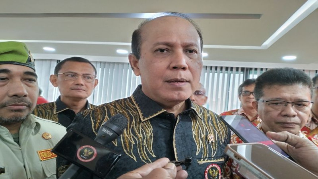 Kepala BNPT Komisaris Jenderal Polisi Boy Rafli Amar memberikan keterangan kepada wartawan di Jakarta, Jumat (24/2/2023). ANTARA/Muhammad Zulfikar.
