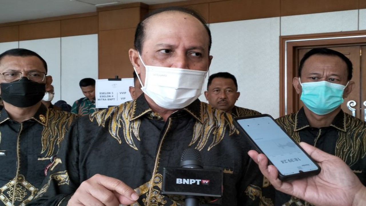 Kepala Badan Nasional Penanggulangan Terorisme (BNPT) Republik Indonesia Komisaris Jenderal (Komjen) Polisi Boy Rafli Amar saat diwawancarai awak media massa di Jakarta, Senin (30/1/2023). ANTARA/Muhammad Zulfikar