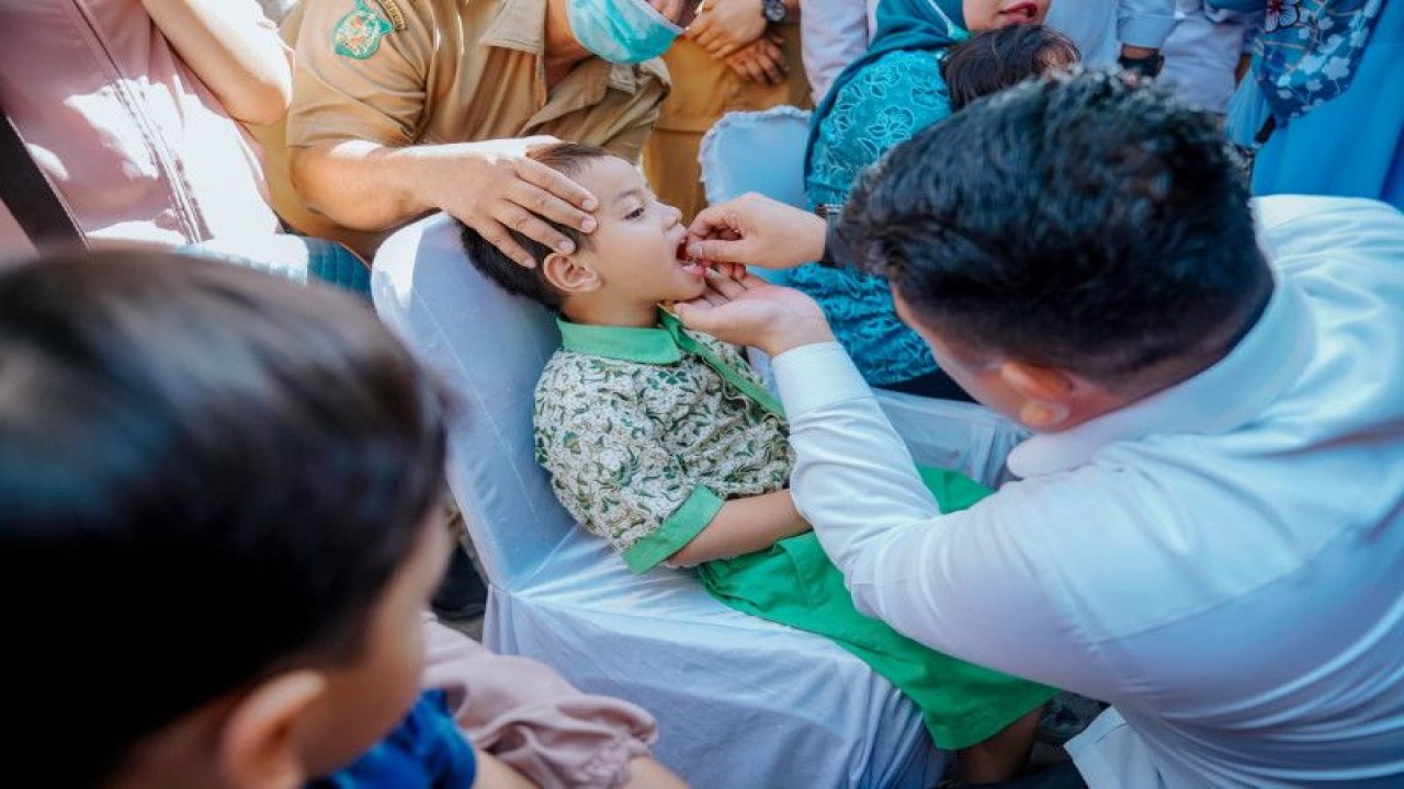 Wali Kota Medan Bobby Nasution (kanan) meneteskan vaksin imunisasi polio kepada seorang balita ketika mencanangkan sub PIN polio di Medan, Sumatera Utara, Senin (13/2/2023). ANTARA/HO-Diskominfo Kota Medan