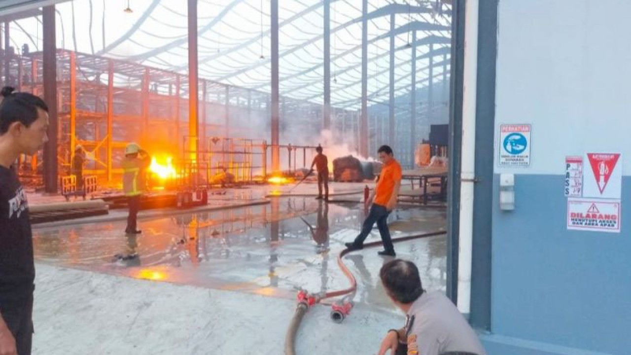 Peristiwa kebakaran pabrik kasur busa yang berlokasi di Desa Singabangsa, Tenjo, Kabupaten Bogor, Jawa Barat, Selasa (7/2/2023). ANTARA/HO-Humas Polres Bogor.