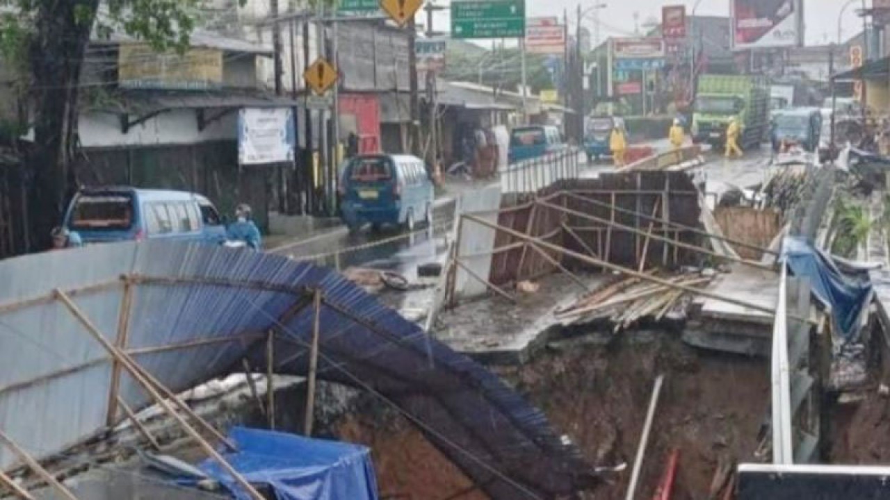Ruas Jalan Raya Bogor-Sukabumi tepatnya Jembatan Cikereteg di Kecamatan Caringin, Kabupaten Bogor, Jawa Barat. (ANTARA/HO-Polres Bogor)