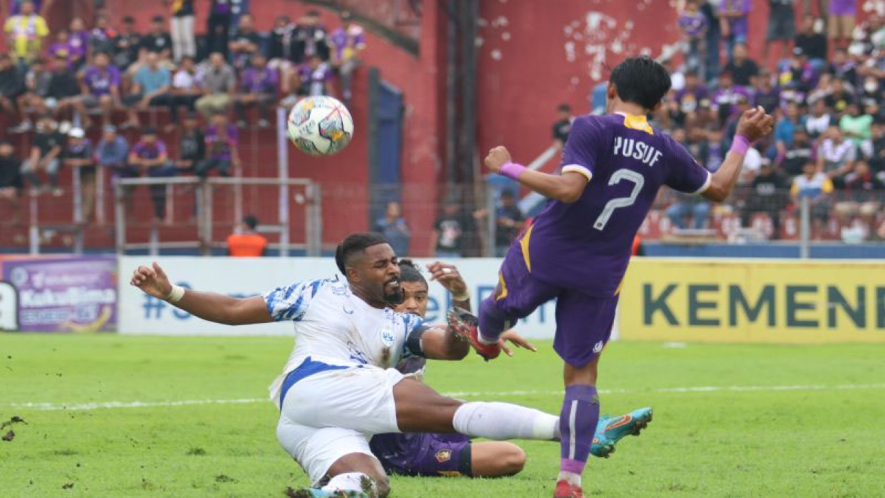 Arsip- Pesepak bola PSIS Semarang Carlos Manuel Dos Santos Fortes (kiri) terjatuh saat berebut bola dengan pesepak bola Persik Kediri Yusuf Mailana (kanan) pada pertandingan Liga 1 di Stadion Brawijaya, Kota Kediri, Jawa Timur, Sabtu (4/2/2023). ANTARA FOTO/Prasetia Fauzani/rwa.