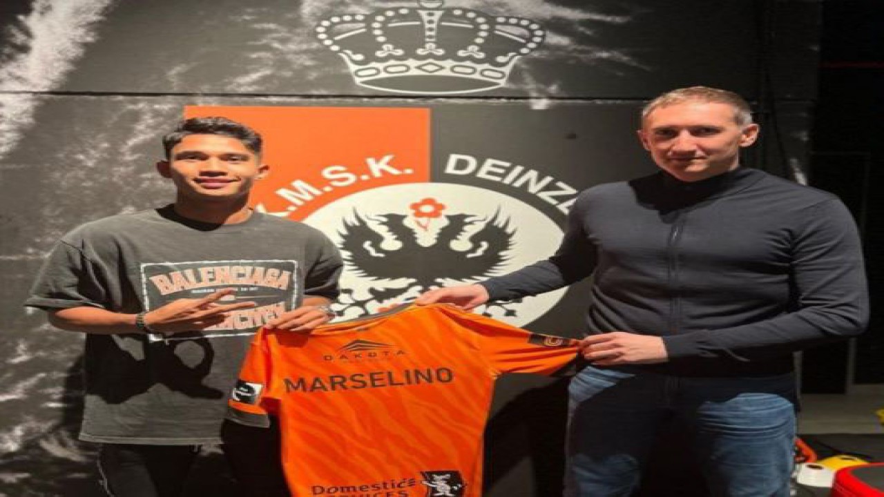 Pesepak bola Indonesia Marselino Ferdinan (kiri) memegang jersey klubnya bersama agen dari Level Up Asia Dusan Bogdanovic usai penandatanganan kontrak dengan KMSK Deinze. (ANTARA/HO-Instagram @marselinoferdinan10)