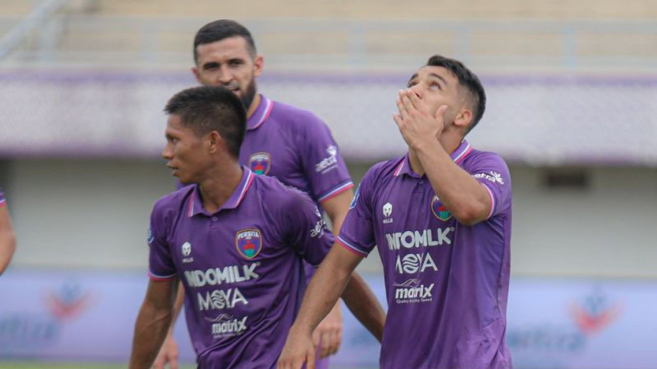 Pesepak bola Persita Tangerang Ezequiel Vidal (kanan) melakukan selebrasi usai mencetak gol ke gawang Bhayangkara FC pada pertandingan BRI Liga 1 di Stadion Indomilk Arena, Tangerang, Banten, Sabtu (11/2/2023). Persita Tangerang menang atas Bhayangkara FC dengan skor 1-0. ANTARA FOTO/Fauzan/tom.