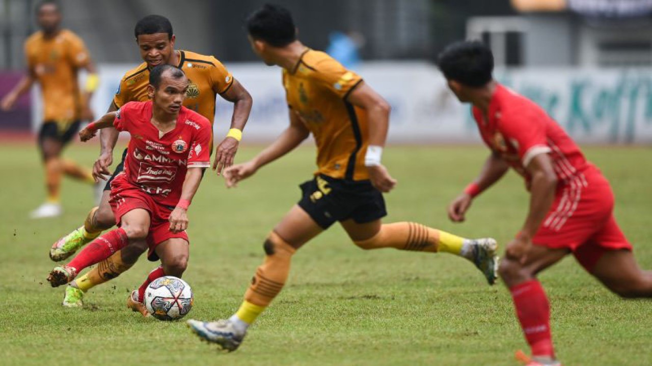 Pesepak bola Persija Jakarta Riko Simanjuntak (kiri) berusaha melewati hadangan sejumlah pesepak bola Bhayangkara FC dalam pertandingan lanjutan Liga 1 2022-2023 di Stadion Wibawa Mukti, Cikarang, Kabupaten Bekasi, Jawa Barat, Kamis (16/2/2023). ANTARA FOTO/Aditya Pradana Putra/hp.