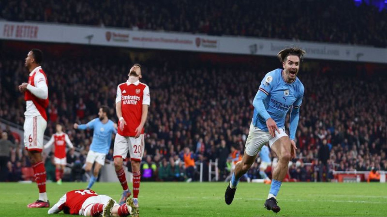 Pesepak bola Manchester City Jack Grealish (kanan) melakukan selebrasi usai mencetak gol ke gawang Arsenal dalam pertandingan Liga Premier Inggris di Emirates Stadium, London, Inggris (15/2/2023). Manchester City mengalahkan Arsenal 3-1. ANTARA FOTO/Action Images via Reuters/Matthew Childs/tom.