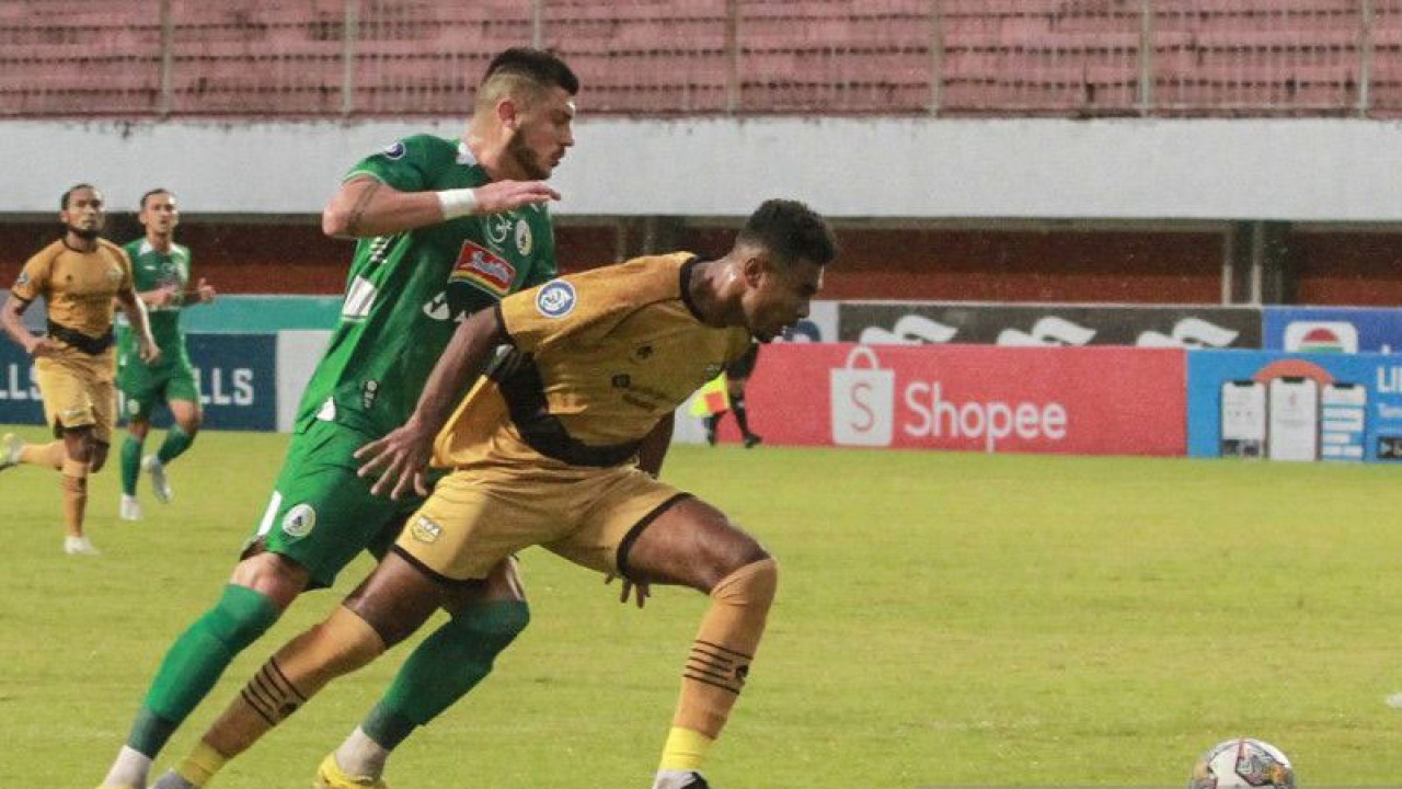 Pesepak bola Dewa United Brian Fatari (kanan) mencoba menghadang pesepak bola PSS Sleman Yevhen Bokhashvili (dua kanan) pada pertandingan Liga 1 di Stadion Maguwoharjo, Sleman, DI Yogyakarta, Jumat (17/2/2023). ANTARA FOTO/Hendra Nurdiyansyah/foc. (Antara Foto/Hendra Nurdiyansyah)