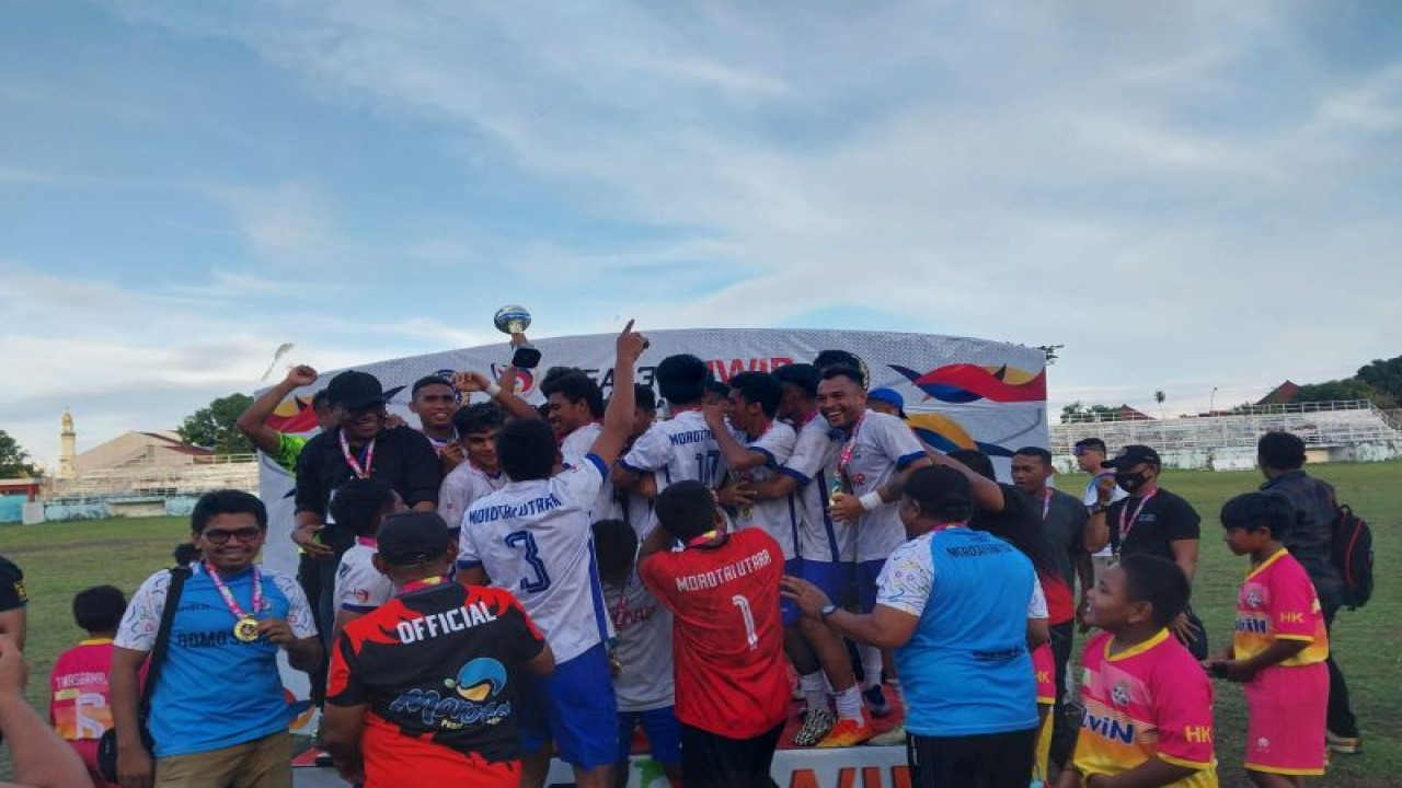 Tim Morotai United asal Kabupaten Pulau Morotai, berhasil menjuarai Liga 3 PSSI wilayah Maluku Utara, setelah di babak final menang atas Persega Galela dengan skor tipis 2-1, nampak pemain Morotai United menerima piala, Selasa (21/2/2023). ANTARA/Abdul Fatah (Abdul Fatah)