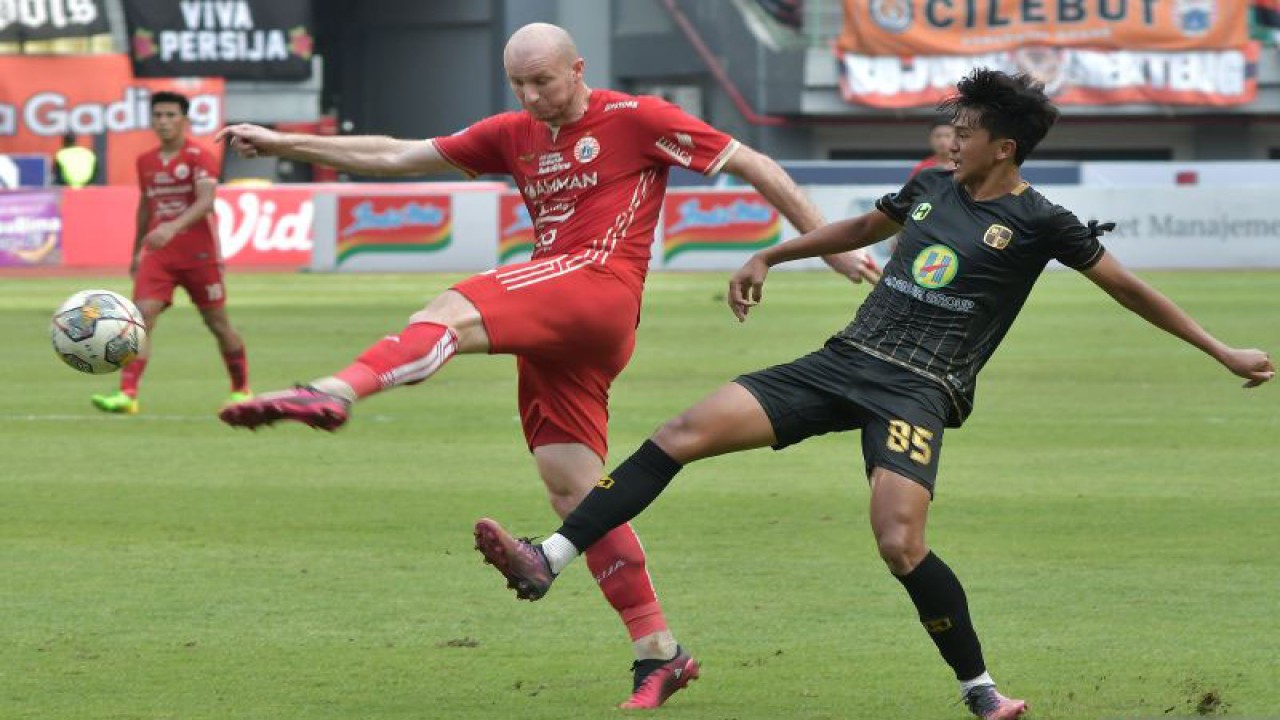Pesepak bola Persija Jakarta Michael Krmencik (kiri) berebut bola dengan pesepak bola PS Barito Putera M Firly (kanan) pada lanjutan Liga 1 di Stadion Patriot Chandrabhaga, Bekasi, Jawa Barat, Rabu (22/2/2023). Persija Jakarta menang dengan skor 2-1 . ANTARA FOTO/ Fakhri Hermansyah/aww. (ANTARA FOTO/Fakhri Hermansyah)