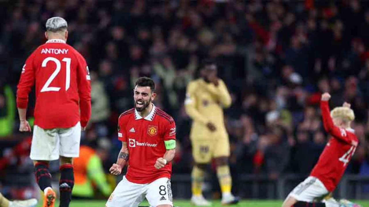 Pemain Manchester United Bruno Fernandes melakukan selebrasi usai pertandingan melawan Barcelona pada leg kedua play-off Liga Europa di Old Trafford, Manchester, Inggris, Kamis (23/2/2023). MU mendepak Barcelona dari Liga Europa dengan agregat 4-3. ANTARA FOTO/REUTERS/Carl Recine/rwa.