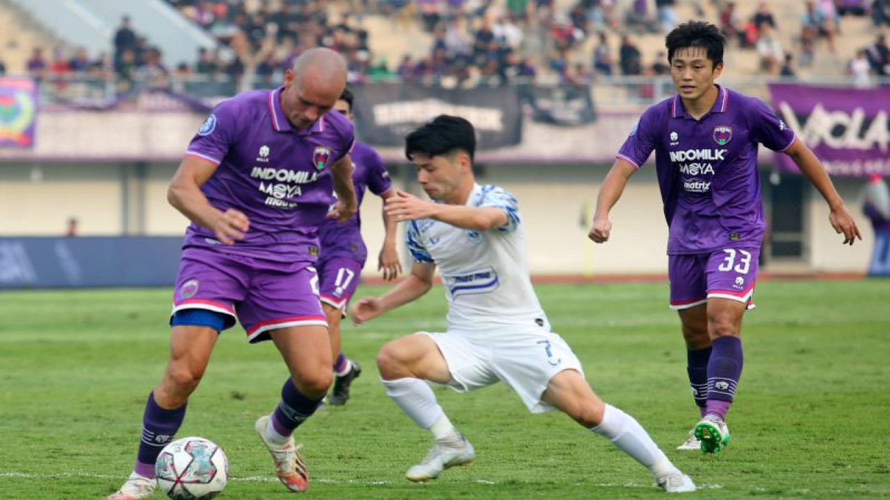 Arsip - Pesepak bola PSIS Taesy Marukawa (tengah) mencoba merebut bola dari pesepak bola Persita Tangerang Agustin Cataneo (kiri) pada lanjutan BRI Liga 1 2022/2023 di Stadion Indomilk Arena, Tangerang, Banten, Rabu (14/9/2022). ANTARA FOTO/Muhammad Iqbal/foc
