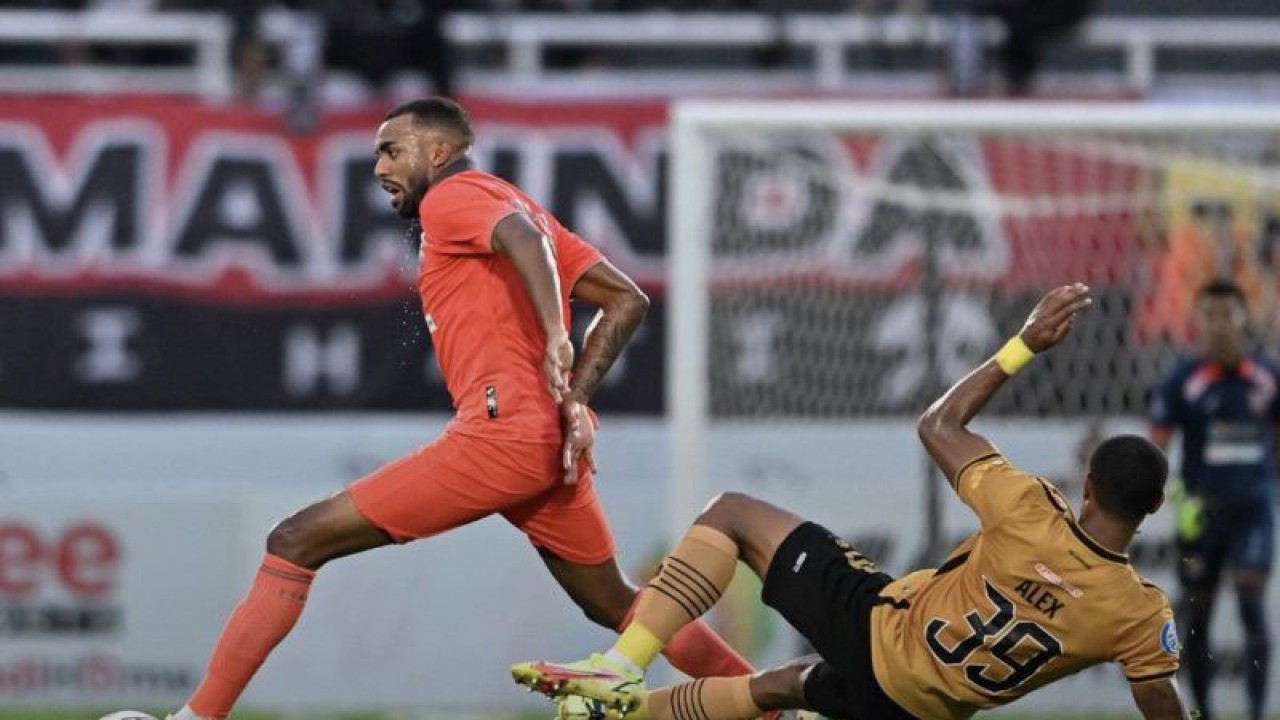 Pemain Borneo FC berhasil lolos dari tackling pemain Bayangkara FC pada pertandingan lanjutan Liga 1 di Stadion Segiri Samarinda, Sabtu (25/2/2023). ANTARA/HO-Media Officer Borneo FC