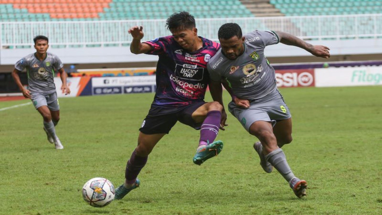 Pesepak bola Persebaya Surabaya Paulo Victor (kanan) berebut bola dengan pesepak bola Rans Nusantara FC Moh Edo (kiri) pada pertandingan BRI Liga 1 di Stadion Pakansari, Kabupaten Bogor, Jawa Barat, Selasa (28/2/2023). Pertandingan tersebut berakhir imbang dengan skor 2-2. ANTARA FOTO/Asprilla Dwi Adha/hp.